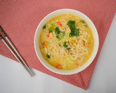 Masada haşlanmış şehriye var. Bakmi Godhog ya da Bakmi Jawa, Endonezya 'da, özellikle Yogyakarta, Orta Java ve Doğu Java' da bulunan bir yerli gıdadır..