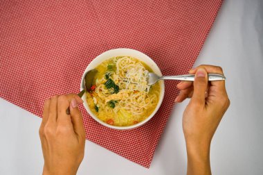 Masada haşlanmış şehriye var. Bakmi Godhog ya da Bakmi Jawa, Endonezya 'da, özellikle Yogyakarta, Orta Java ve Doğu Java' da bulunan bir yerli gıdadır..