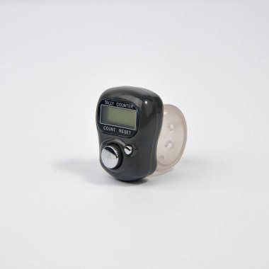 Beyazın üzerinde izole edilmiş dijital dua boncuklarının yakın plan görüntüsü. Müslümanlar tarafından özellikle kutsal Ramadhan 'da günlük İbadah (ibadet) sırasında kullanılır. Gri dijital sayaca odaklan.