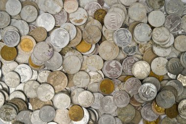 Yogyakarta, Endonezya - 06 Ocak 2023: Beyaz arka planda çeşitli şekil ve mezheplerden oluşan Endonezya sikkeleri (Rupiah)