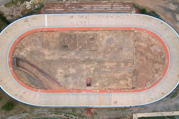 Eski bir hız pateninin dikey drone görüntüsü terk edilmiş bir hız odrom 