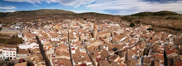İspanya 'daki Alcublas köyünün panoramik hava aracı manzarası. Yüksek kaliteli fotoğraf.