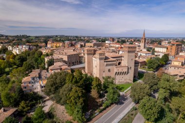İtalya 'nın Emilia Romagna bölgesindeki Vignola Kalesi' nin mavi gökyüzü ve yeşil çevresiyle güneşli bir günde yan manzarası. Yüksek kalite fotoğraf