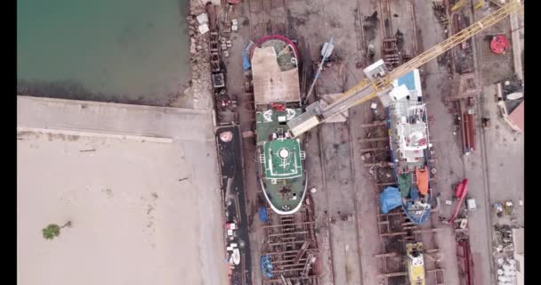 造船所の建設クレーン上のドローン4K飛行軌道上のビュー 高品質4K映像 高品質4K映像 — ストック動画
