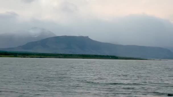 Bulutların Zamanı Yüksek Dağ Manzarası Üzerinde Fırtına Göl Suları Hareket — Stok video
