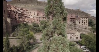 Kırmızı çatılar ve ortaçağ taş duvarları arasında Albarracin Village 'ın 4K insansız hava aracı videosu. Yüksek kalite 4K görüntü