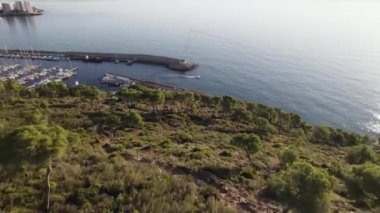 İspanya 'nın Akdeniz kıyısındaki dağlık küçük yelkenli kulübüne doğru 4K drone uçuşuna yaklaşıyoruz. Yüksek kalite 4K görüntü