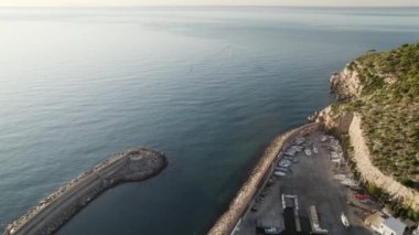 İspanya 'nın Akdeniz kıyısındaki bir spor limanından gelen bir yelkenli teknesinin 4K hava görüntüsü. Yüksek kalite 4K görüntü
