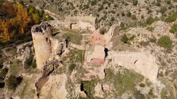 轨道无人机飞越圣克罗斯城堡古老的废墟阿尔巴拉辛在一个岩石山的顶部 高质量的4K镜头 — 图库视频影像