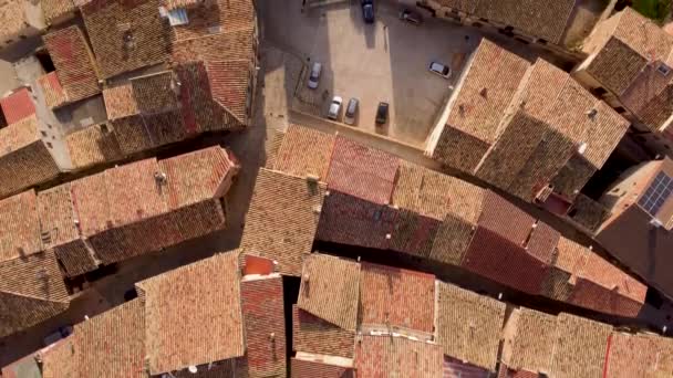 古い赤い屋根 スペインの古代の小さな村の美しい墓地の上に4Kドローンのトップビューフライト 高品質4K映像 — ストック動画