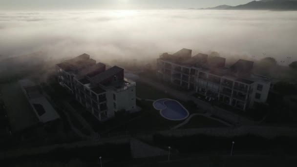 Верхній Вид Безпілотних Кадрів Пополудні Зимовий Туман Рухається Будинках Вершині — стокове відео