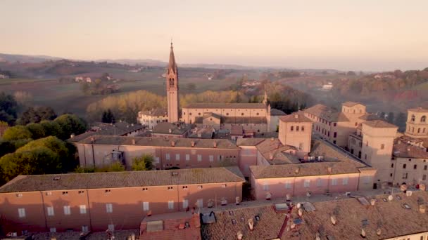 โดรนเท ยวบ นวงโคจรของหม านแคสเทอโรด โมเดน คกลางในเอม Romagna ระหว างพระอาท นในเช — วีดีโอสต็อก