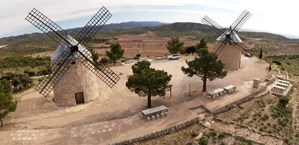 İspanya 'nın Alcublas kentindeki bir tepenin üstünde bulunan iki eski yel değirmeninin havadan görünüşü. Yüksek kaliteli fotoğraf.
