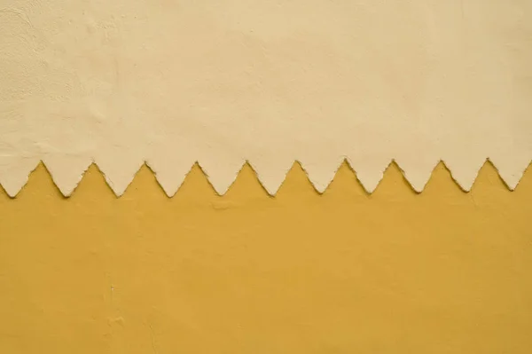 Turuncu boyalı Afrika Arap desenli bir duvardaki eski bir pencerenin renkli detayları. Yüksek kaliteli fotoğraf.
