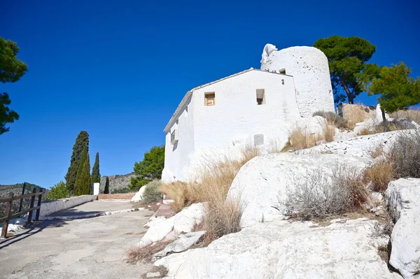 Güneşli bir günde Akdeniz Çam ağaçları arasındaki La Magdalena Hermitage 'in alçak açılı görüntüsü. Yüksek kaliteli fotoğraf.