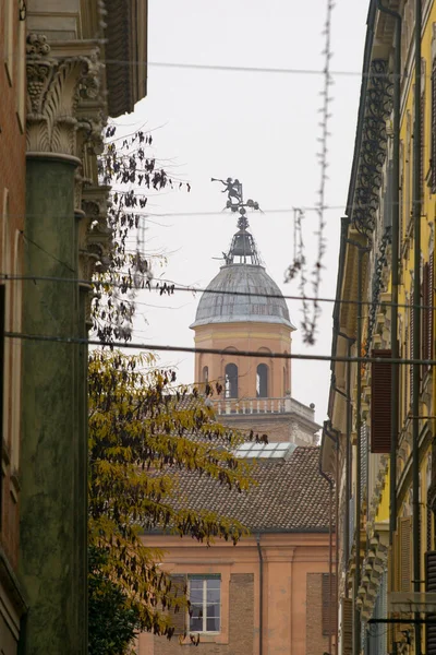 Modena, İtalya 'daki Narrow Street Iskan Binalar Arası Foto hisseleri. Yüksek kaliteli fotoğraf.