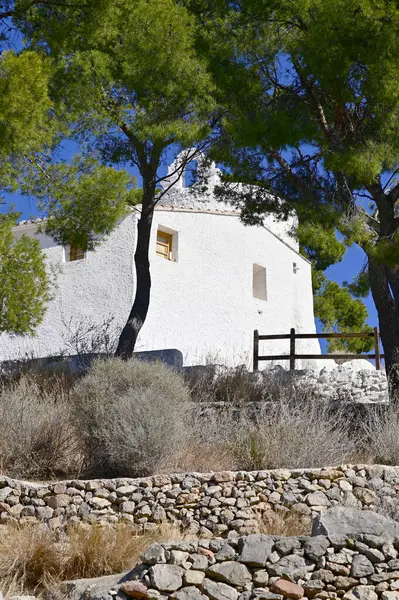 Güneşli bir günde Akdeniz Çam ağaçları arasındaki La Magdalena Hermitage 'in alçak açılı görüntüsü. Yüksek kaliteli fotoğraf.