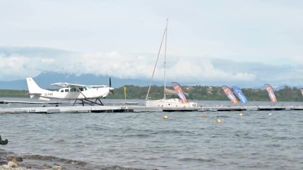 Pesawat Amfibi Chili Melambaikan Tangan Atas Danau Lanquihue Chili Dengan — Stok Video