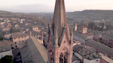 Emilia Romagna 'daki Castelvetro di Modena ortaçağ çan kulesi ve köyünün 4K yörünge görüntüsü soğuk bir sonbahar günü öğleden sonra. Yüksek kalite 4k görüntü 