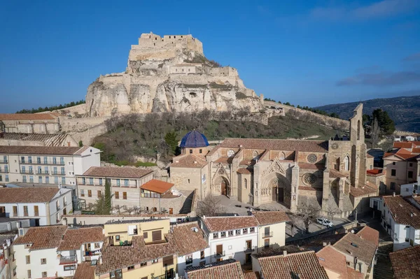Aarchpriestal Bazilikası 'nın yüksek açılı manzarası Santa Maria La Mayor ile tepenin üstündeki ortaçağ şatosu İspanya' nın Morella şehrinde arka plan olarak kullanılıyor. Yüksek kaliteli fotoğraf.
