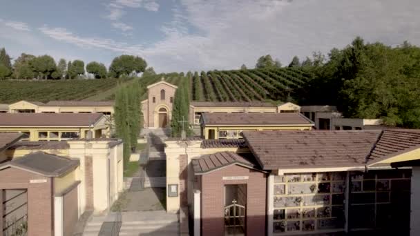 Volar Sobre Antiguo Cementerio Entre Viñedos Verdes Aldea Levizzano Emilia — Vídeos de Stock