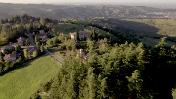 드론은 이탈리아 에밀리아 로마냐 지역의 꼭대기에 교회의 꼭대기에서 바라본다 고품질 — 비디오
