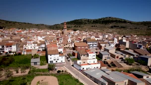 Alcublas Köyü Nün Tepesinde Yel Değirmenleri Olan Kırmızı Çatılarının Üzerinde — Stok video