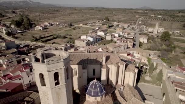 Felfedi Visszafelé Drone Légi Kilátás Arciprestal Church Sant Mateu Spanyolországban — Stock videók