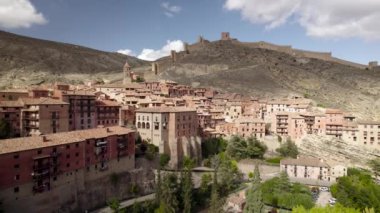İspanya 'nın Teruel Eyaleti' ndeki Ortaçağ savunma duvarları arasında Albarakin Köyü 'nün havadan görünüşü. Yüksek kalite 4K görüntü