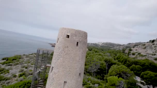 Voo Drone Fpv Elíptico Torno Uma Torre Defensiva Medieval Mar — Vídeo de Stock