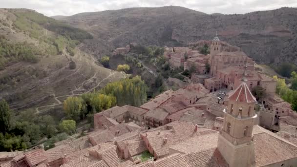 在西班牙特鲁尔省的绿杨树中 无人机飞过了Albarracin村的红色屋顶和中世纪的房屋 高质量的4K镜头 — 图库视频影像