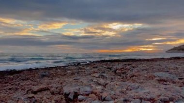 İspanya 'nın Oropesa del Mar kentinde Akdeniz' in günbatımında güzel bir zaman atlaması. Yüksek kalite 4K görüntü