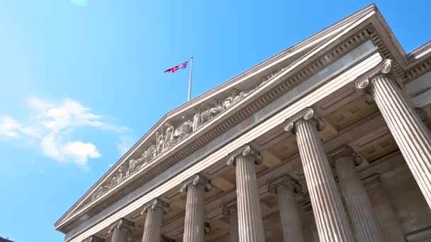 Low Angle Footage Entrance British Museum United Kingdom Flag Waving — Stock Video