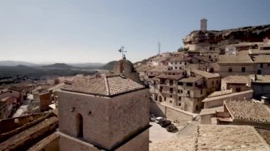 4K insansız hava aracı Monroyo Village, İspanya 'daki eski bir kırsal kilisenin çatısında uçuyor. Yüksek kalite 4K görüntü