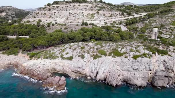 トルコ石地中海 オロペサ スペインの間の岩の海岸線防衛中世の塔の側面上のビュー 高品質4K映像 — ストック動画