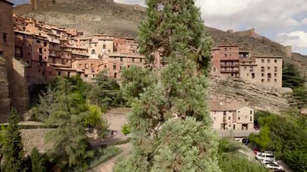 西班牙Teruel省Albarracin中世纪村庄的垂直无人机发现录像 高质量的4K镜头 — 图库视频影像