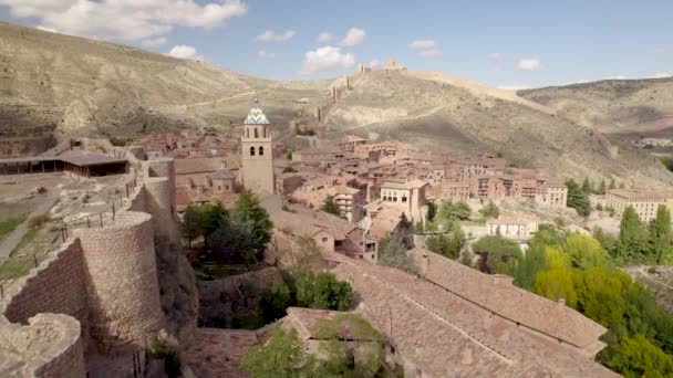 Lage Vlucht Albarracins Middeleeuwse Kasteel Kathedraal Oude Rood Overdekte Huizen — Stockvideo