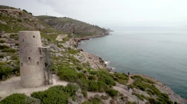 Akdeniz kıyısındaki Oropesa del Mar, İspanya 'daki ortaçağ deniz savunma kulesinin üzerinden alçak uçuş. Yüksek kalite 4K görüntü