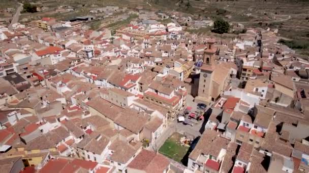 Niedrige Drohnen Fliegen Über Den Dächern Des Dorfes Alcublas Und — Stockvideo