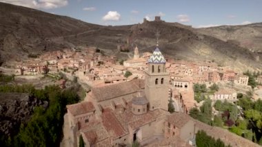 Sonbahar mevsiminin güneşli bir gününde Albarracin Ortaçağ Kalesi 'nin duvarları üzerinde üst düzey uçuş. Yüksek kalite 4K görüntü