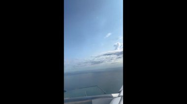 Almanya 'nın Dusseldorf Uluslararası Havalimanı' na inen bir uçağın dikey 4K hızlandırılmış son yaklaşımı. Yüksek kalite 4K görüntü