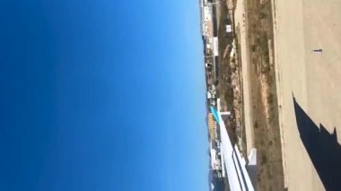 Valencia, İspanya 'da güneşli bir sabahta havalanan bir uçağın 4K dikey hızlandırılmış görüntüsü. Yüksek kalite 4K görüntü