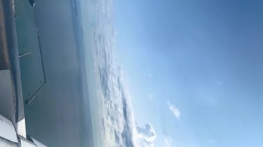 Almanya 'nın Dusseldorf Uluslararası Havalimanı' na inen bir uçağın dikey 4K hızlandırılmış son yaklaşımı. Yüksek kalite 4K görüntü