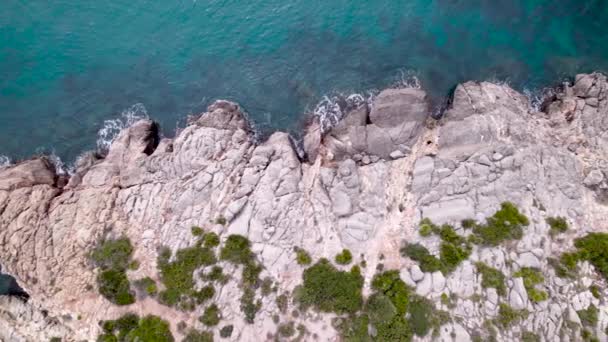 地中海の岩の崖と青い水の波のゆっくりとした横方向の眺めをドローン 高品質4K映像 — ストック動画
