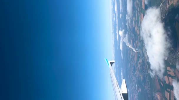 Вертикальні Польотні Кадри Авіалайнера Спускається Через Хмари Двома Атомними Електростанціями — стокове відео