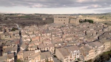 İspanya 'nın başkenti Teruel' deki Matarrana Bölgesi 'nde bulunan Valderrobres Ortaçağ köyü ve şatosunun yavaş yanal görüntüsü. Yüksek kalite 4K görüntü