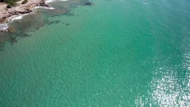 Backwards Aerial Drone Metraje Amigos Practicando Sup Stand Paddle Surf — Vídeo de stock