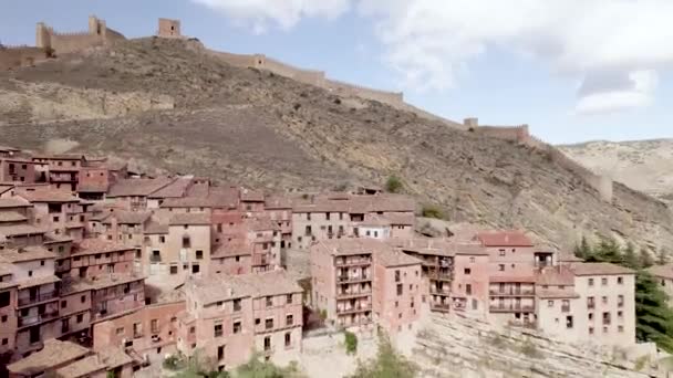 Aerial View Repülés Felett Albarracin Középkori Várfalak Egy Napos Napján — Stock videók
