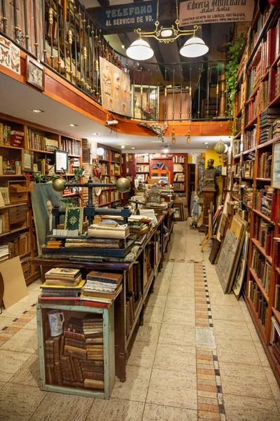 书架上放着旧书和印刷机的古董店的垂直形象 垂直的高质量照片 — 图库照片