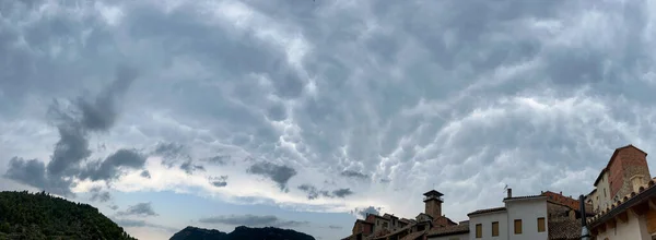 Mammatus 'un panoramik kırsal manzarası İspanya' daki küçük köyün çatıları üzerindeki fırtınadan önce. Yüksek kaliteli fotoğraf.